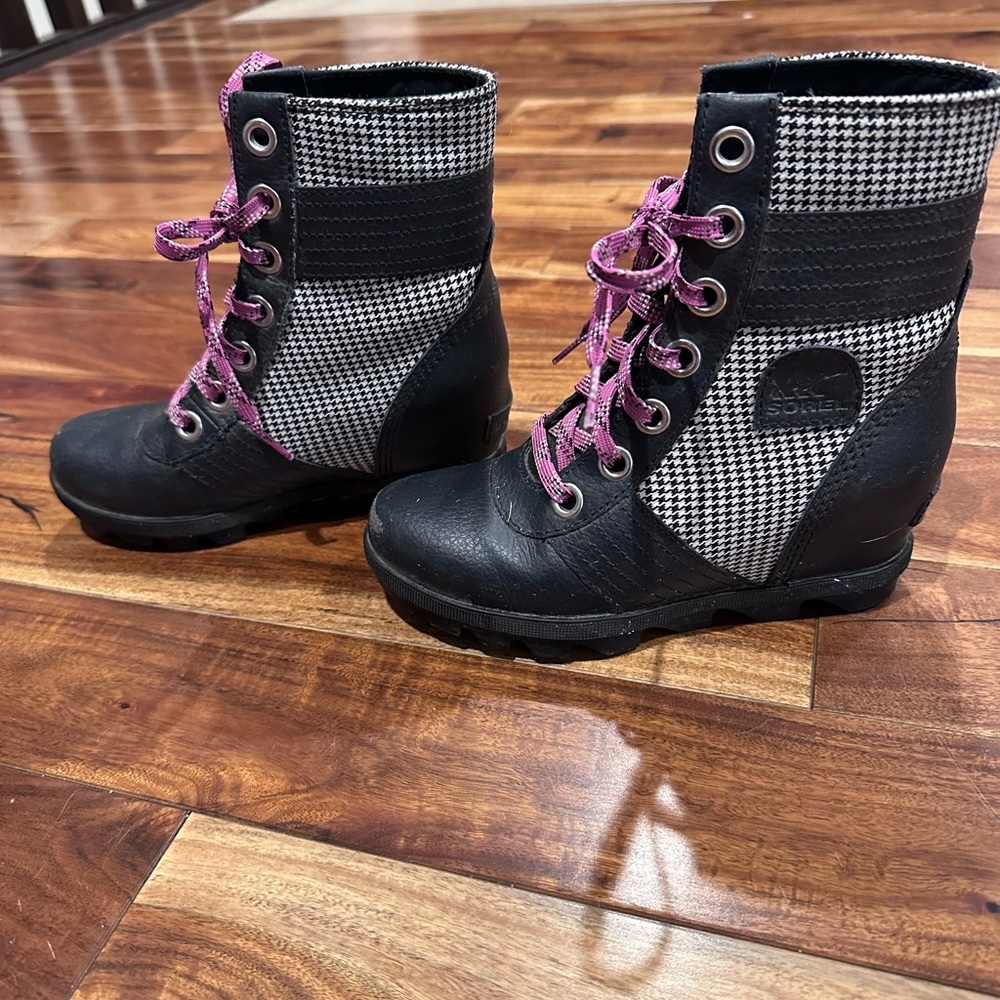 Sorel Joan of Artic girl size 2 black boots with pink laces lightly used.